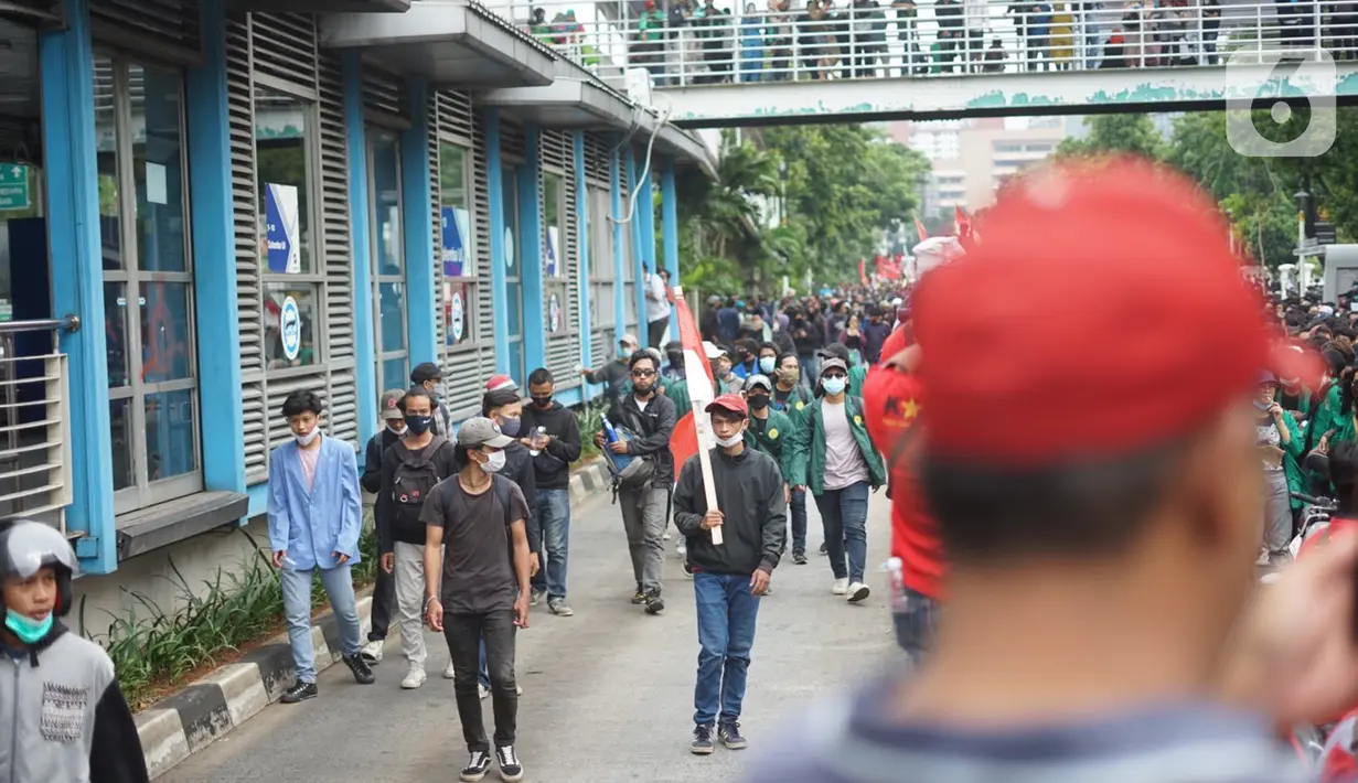 Suasana Jalan Salemba Raya yang dipadati pengunjuk rasa di Jakarta, Kamis (8/10/2020). Banyaknya jumlah pengunjuk rasa yang berjalan menuju Istana Negara menyebabkan Jalan Salemba Raya dari arah Matraman tertutup dan tidak bisa dilalui kendaraan. (Liputan6.com/Immanuel Antonius)