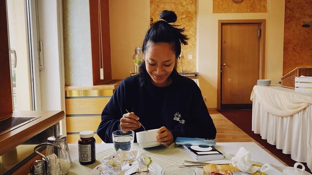 7 Potret Keseruan Tara Basro Pulang Kampung ke Praha, Kunjungi Rumah Mertua