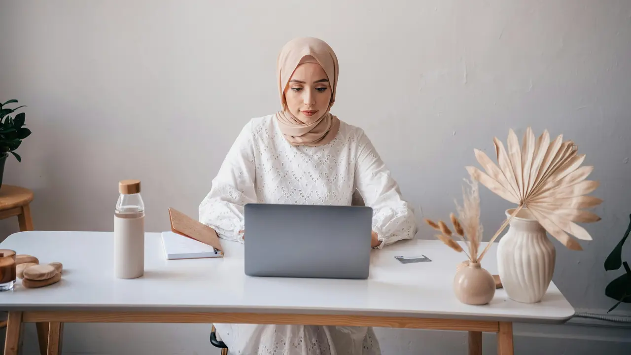perempuan berhijab bekerja mandiri single karir bahagia