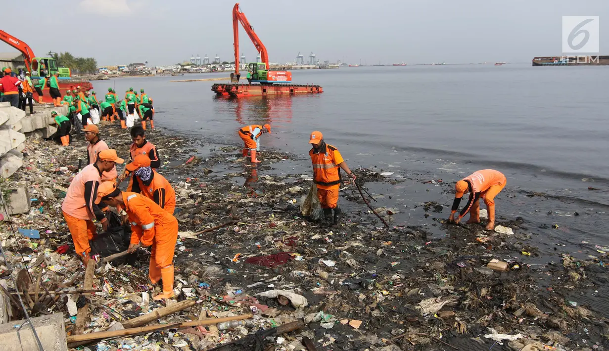 Petugas membersihkan sampah di Pesisir Teluk Jakarta, Cilincing, Jakarta Utara, Minggu (15/4). Kegiatan Gerebek Sampah ini dilakukan dalam rangka memperingati Hari Peduli Sampah Nasional (HPSN) 2018. (Liputan6.com/Arya Manggala)