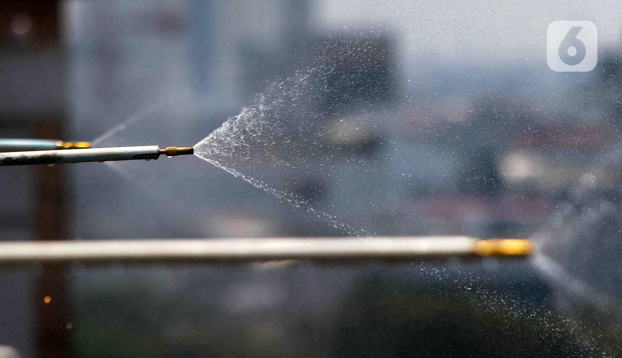 Heru mengatakan salah satunya menyemprotkan air dari gedung-gedung tinggi. (Liputan6.com/Herman Zakharia)