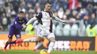 Striker Juventus, Cristiano Ronaldo, melepaskan tendangan ke gawang Fiorentina pada laga Serie A di Stadion Allianz, Minggu (2/2/2020). Juventus menang 3-0 atas Fiorentina. (AP/Fabio Ferrari)