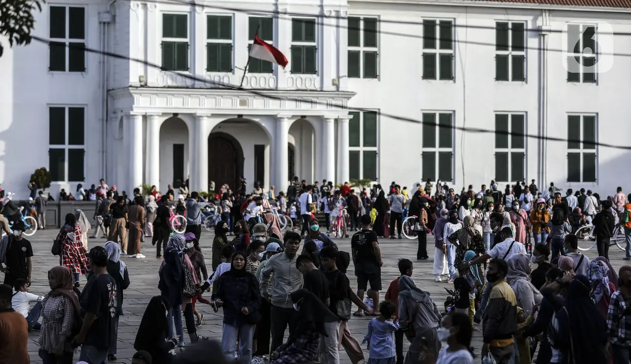 <p>Suasana saat warga menikmati libur Lebaran di kawasan Kota Tua, Jakarta, Sabtu (7/5/2022). Akhir libur Idul Fitri, sejumlah kawasan wisata di Jakarta dipadati pengunjung untuk menghabiskan masa liburannya bersama keluarga dan Kota Tua masih menjadi salah satu destinasi wisata yang digemari warga DKI Jakarta dan sekitarnya. (Liputan6.com/Johan Tallo)</p>