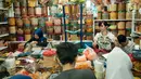 Penjual melayani pembeli kue kering di toko kue Pasar Jatinegara, Jakarta, Selasa (14/6). Menjelang Hari Raya Idul Fitri 1438 H permintaan kue kering lebaran tersebut mengalami lonjakan hingga 50 % dari biasanya. (Liputan6.com/Gempur M Surya)