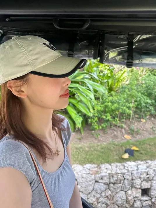 Dengan mengenakan topi cap, Nayeon terlihat menampilkan wajah polos tanpa makeup. Dengan baju santai kaos abu-abunya. [@nayeonyny]