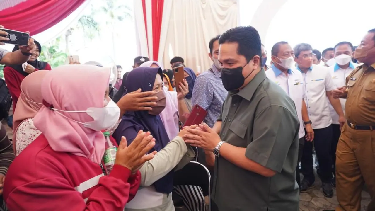 Menteri BUMN Erick Thohir meninjau pasar murah di Provinsi Lampung bersama PTPN Group.