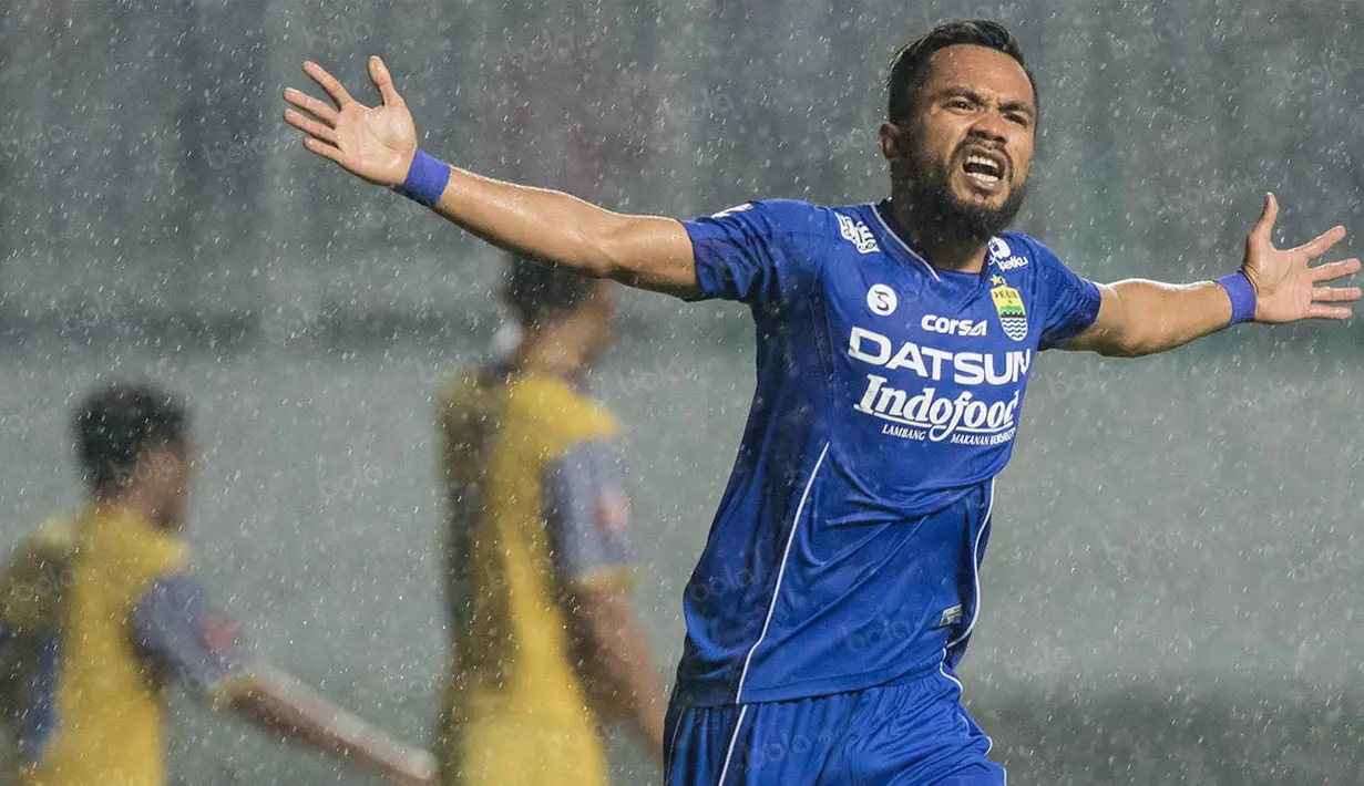 Pemain Persib, Zulham Zamrun, merayakan gol yang dicetak ke gawang Barito Putera pada laga TSC 2016 di Stadion Pakansari, Bogor, Jawa Barat, Sabtu (13/8/2016). Persib menang 2-0 atas Barito Putera. (Bola.com/Vitalis Yogi Trisna)