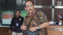 Mantan anggota DPR  Djamal Aziz Attamimi usai bertemu penyidik KPK, Jakarta, Senin (16/4). Djamal rencananya akan diperiksa sebagai saksi tersangka anggota DPR Markus Nari terkait dalam dugaan korupsi proyek pengadaan e-KTP. (Merdeka.com/Dwi Narwoko)