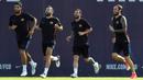 Pemain Barcelona, Luis Suarez, Jordi Alba, Lionel Messi dan Aleix Vidal, saat latihan di Joan Gamper, Barcelona, Senin (17/7/2017). La Blaugrana menggelar latihan untuk mempersiapkan skuad yang akan menjalani tur pramusim di AS. (AFP/Lluis Gene)
