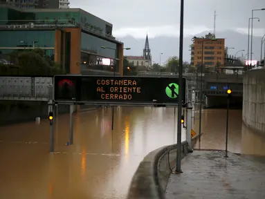 Banjir menutupi akses jalan raya di Ibu Kota Chile, Santiago, Minggu (17/4). Chile didera hujan lebat tanpa henti selama akhir pekan kemarin yang mengakibatkan banjir dan longsor. (REUTERS/Ivan Alvarado)