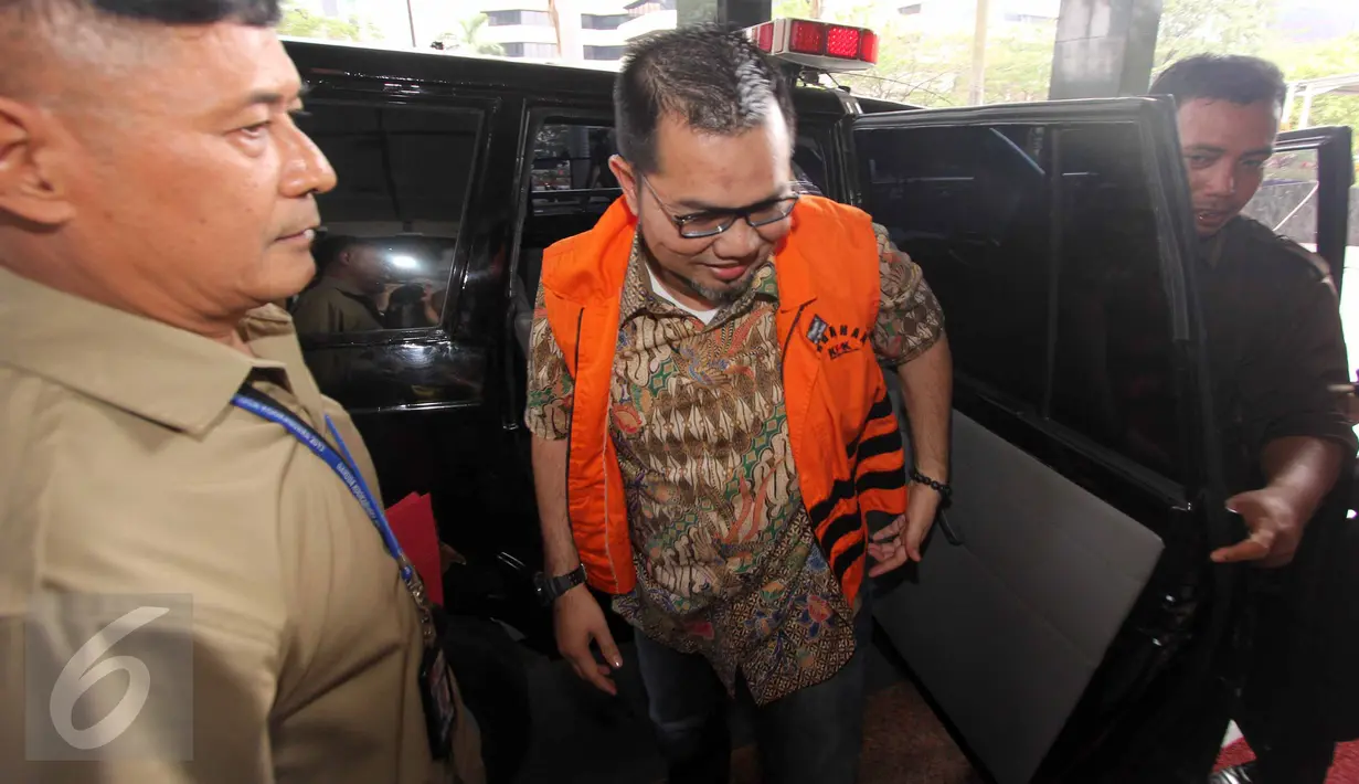 Bupati Empat Lawang Budi Antoni Aljufri bersiap menjalani peemriksaan di Gedung KPK, Jakarta, Rabu (22/7). KPK memeriksa Bupati Empat Lawang beserta istri, Suzana yang sudah menjadi tersangka dugaan suap kepada Akil Mochtar. (Liputan6.com/Helmi Afandi)