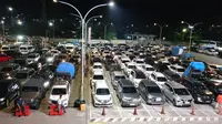 Suasana antrian kendaraan di Dermaga Eksekutif Pelabuhan Merak. (Sabtu, 23/12/2023). (Yandhi Deslatama/Liputan6.com).