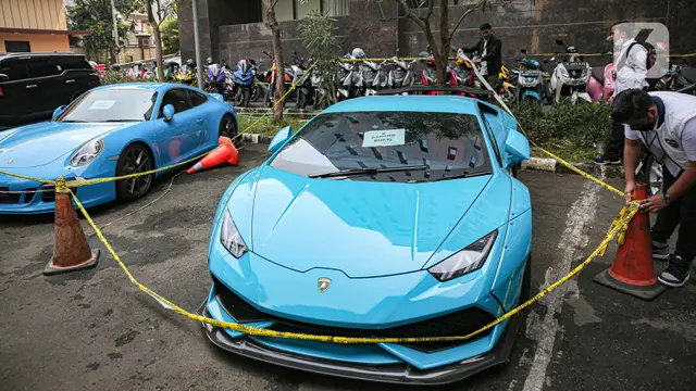 FOTO: Penampakan Mobil Mewah dan Moge Doni Salmanan yang Disita Polisi