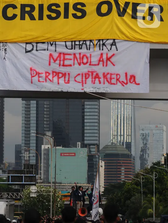 Aksi gabungan buruh, mahasiswa, dari berbagai elemen di depan Gedung DPR/MPR, Jakarta, Selasa (28/2/2023). Dalam aksi yang berlangsung pada Selasa (28/2/2023) ini, gabungan elemen masyarakat mengatasnamakan Gerakan Ultimatum Rakyat dan Protes Rakyat Indonesia bakal membawa 10 tuntutan. (merdeka.com/Imam Buhori)