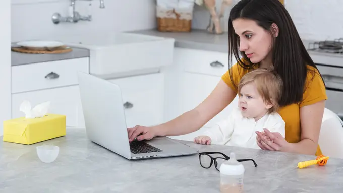 Ibu Bekerja dan Mengurus Anak