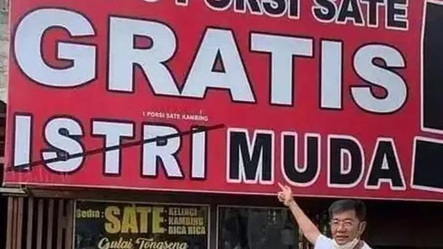 6 Spanduk Penjual Sate Ayam Ini Nyeleneh Banget, Pembeli Ngakak