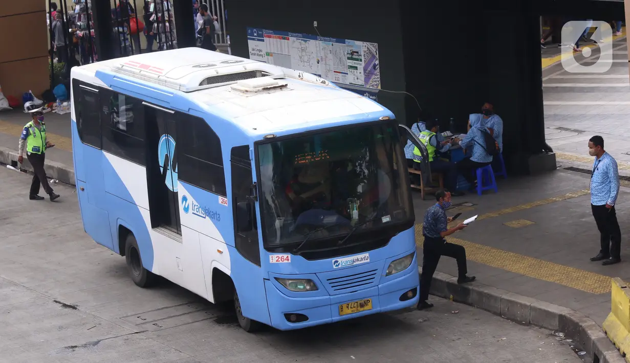 Bus Transjakarta terlihat di kawasan Stasiun Tanah Abang, Jakarta, Kamis (7/1/2021). Pemerintah melakukan pembatasan kapasitas dan operasional transportasi umum seiring diterapkannya kebijakan Pembatasan Kegiatan Masyarakat (PKM) pada 11-25 Januari 2021 di Jawa dan Bali. (Liputan6.com/Angga Yuniar)