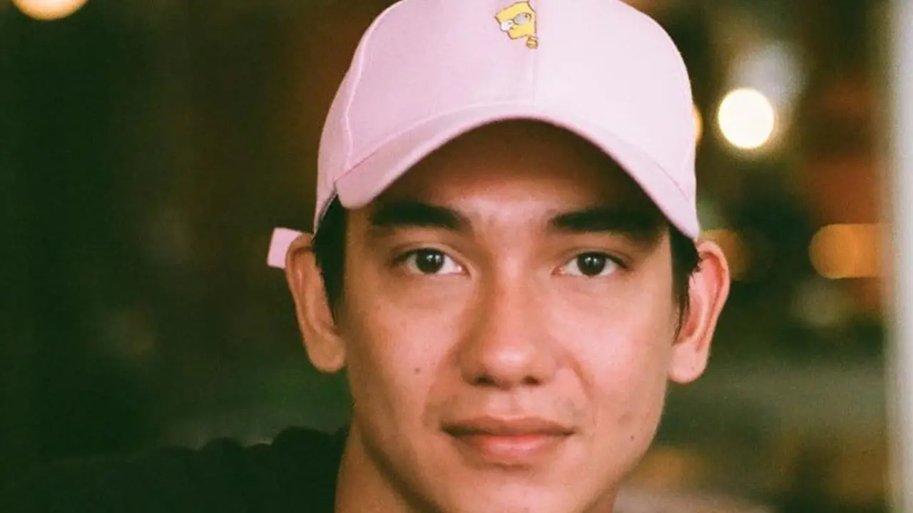 FOTO: Gaya Adipati Dolken saat Pakai Topi, Tampil Trendi