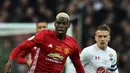 Gelandang Manchester United, Paul Pogba berusaha menggiring bola dari kejaran gelandang Steven Davis pada final Piala Liga Inggris di Stadion Wembley, London, (27/2). MU menang atas Southampton dengan skor 3-2. (AFP Photo / Glyn Kirk)