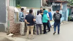 Rumah Firza Husein seperti tak berpenghuni. Bahkan, lampu depannya tak dimatikan.