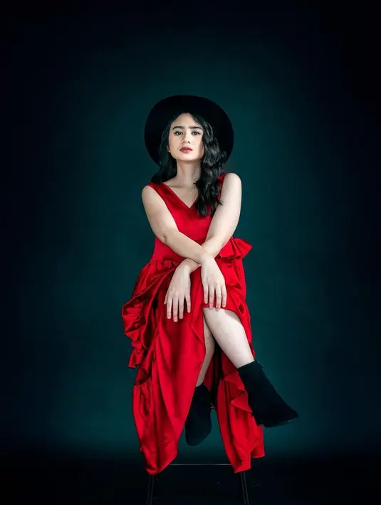 Tampil dengan handkerchief dress berwarna merah, pesona aktris berusia 18 tahun ini sangat memikat. Ditambah lagi dengan aksesoris topi hitam serta sepatu boot warna gelap, bikin terpesona. (Liputan6.com/IG/@tissabiani)