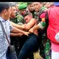 Penangkapan Adrianus Pattian, mantan oknum anggota TNI di Kendari yang dilakuan anggota Polisi dan TNI serta warga, Rabu (1/4/2019). (Liputan6.com/ Ahmad Fua)