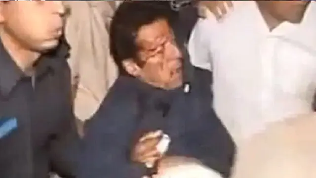 Mengerikan! Politisi Pakistan Jatuh Dari Panggung Kampanye