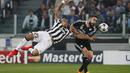 Duel Dani Carvajal dengan Arturo Vidal. (Reuters/Sergio Perez)