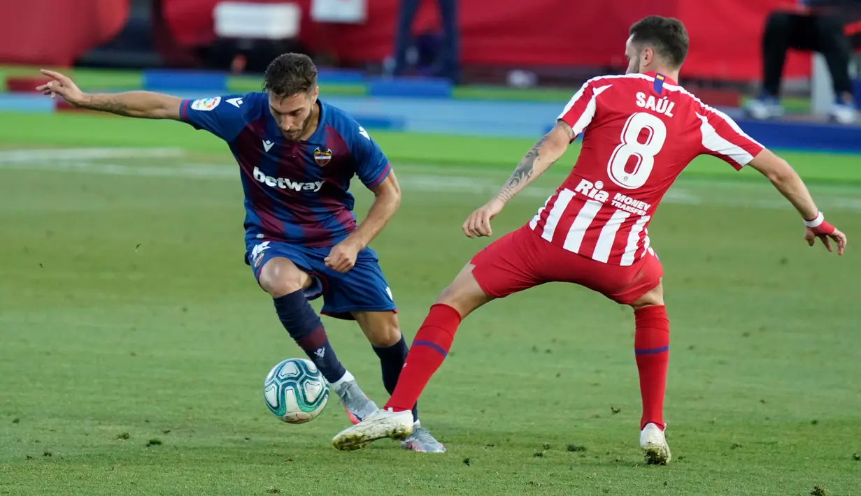 Pemain Atletico Madrid, Saul Niguez, berebut bola dengan pemain Levante, Ruben Rochina, pada laga La Liga di Stadion Camilo Cano, Selasa (23/6/2020). Atletico Madrid menang 1-0 atas Levante. (AFP/Jose Jordan)