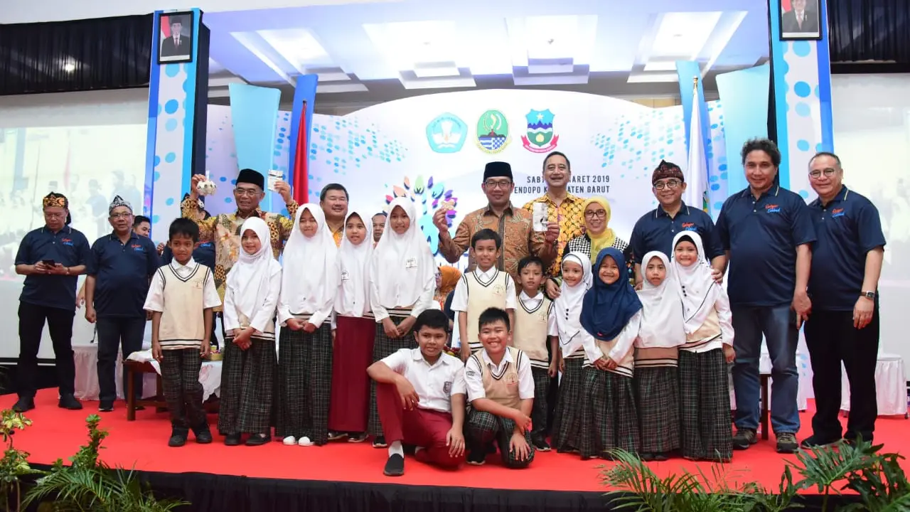 Gubernur Ridwan Kamil dan Mendikbud Muhadjir Effendy tengah berfoto bersama dengan para pelajar Garut