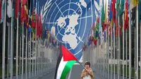 Seorang bocah memegang bendera Palestina. (theusindependent.com)