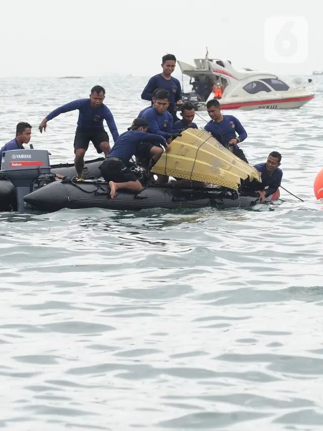 FOTO: Tim SAR Evakuasi Bagian Tubuh Penumpang Pesawat Sriwijaya Air SJ 182