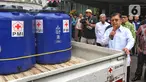 Ketua Umum Palang Merah Indonesia Muhammad Jusuf Kalla memeriksa mobil tangki air bersih di halaman kantor PMI Pusat di Jakarta, Senin (14/8/2023). (Liputan6.com/Angga Yuniar)