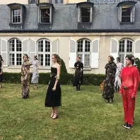 Gaun pernikahan dengan sentuhan flower crown yang cantik dan unik. (Image: @bureaubetak/instagram)