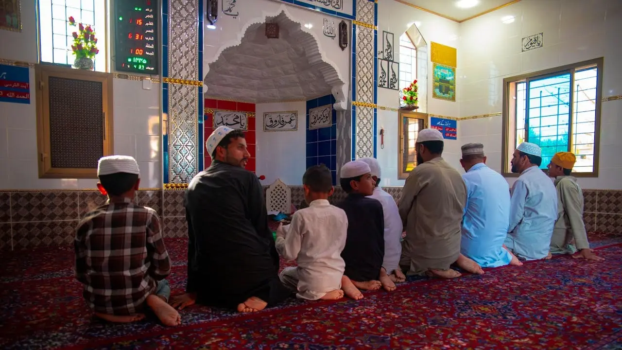 Muslim berkumpul di masjid