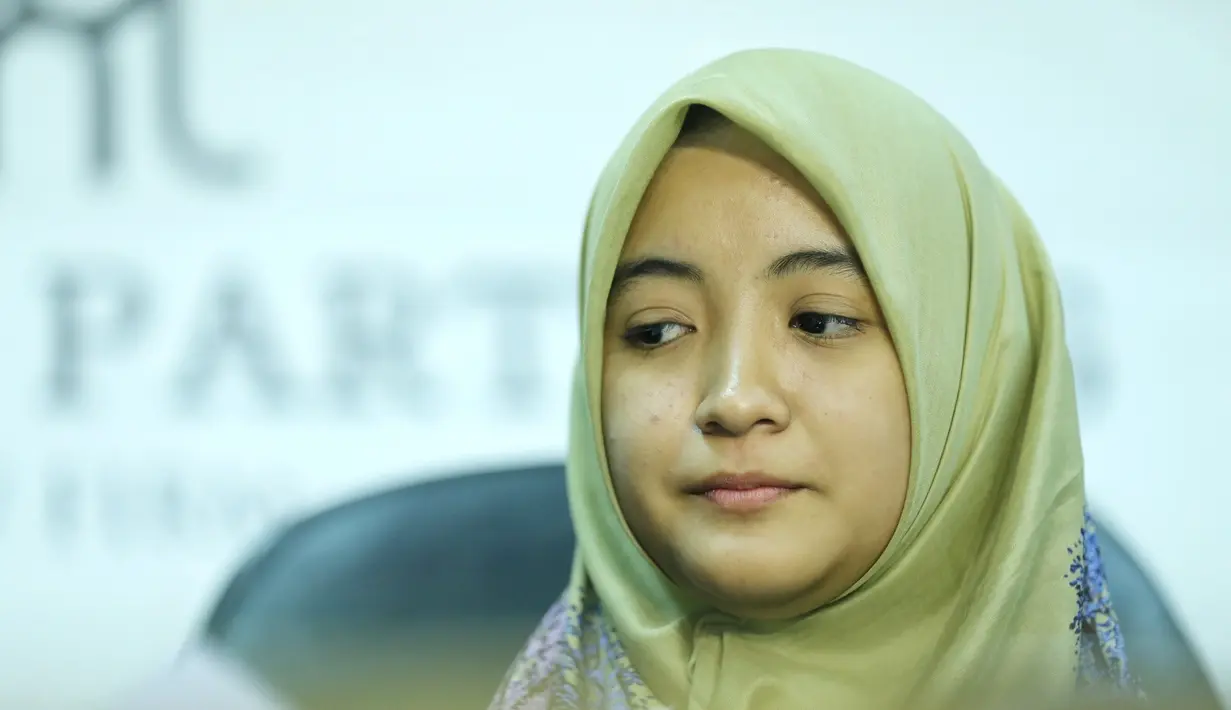 "Jangan ikhlas dong, itu hasil kerja keras. Buat ibu Kima di rumahn, semoga melihat saya di sini dan segera mengembalikan BPKB punya saya, atau mengembalikan uang saya," kata Arafah Rianti. (Adrian Putra/Bintang.com)