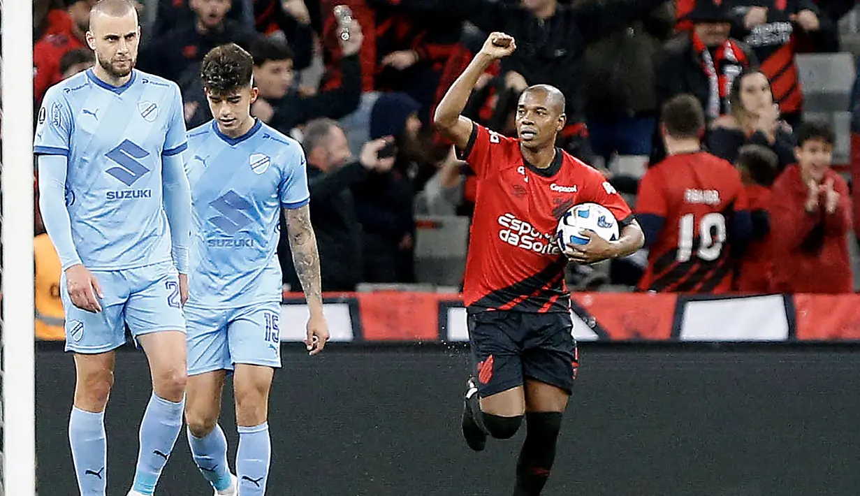 Setelah 9 musim membela Manchester City mulai 2013/2014 hingga 2021/2022, Fernandinho memutuskan tak memperpanjang kontraknya bersama The Citizens. Ia memilih dilepas gratis ke klub Liga Brasil, Athletico Paranaense pada awal musim 2022/2023 dan masih bertahan hingga kini. (AFP/Albari Rosa)