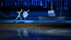 Anggota La Scala Theatre Ballet tampil di kolam renang Bagni Misteriosi, Milan, Italia, 12 Juli 2021. Acara ini bagian dari "La Scala in Citta", tur konser balet terbuka selama 4 hari di 14 tempat di Milan. (MARCO BERTORELLO/AFP)