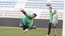 Kiper Timnas Indonesia U-22, Muhammad Riyandi, berusaha menangkap bola saat latihan di Stadion Rizal Memorial, Manila, Senin (25/11). Latihan ini persiapan jelang laga SEA Games 2019 melawan Thailand. (Bola.com/M Iqbal Ichsan)