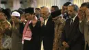 Presiden Afganistan Mohammad Ashraf Ghani (tengah) ditemani Imam besar Masjid Istiqlal Nasaruddin Umar (ketiga kiri) saat Salat Magrib di Masjid Istiqlal, Jakarta, Kamis (6/4). (Liputan6.com/Angga Yuniar)
