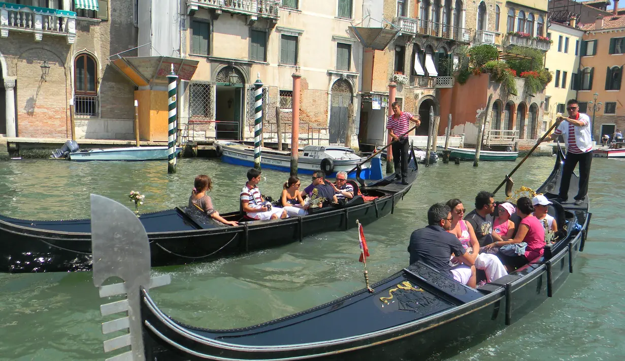 Kota Venice di Italia memang punya reputasi sebagai kota yang indah dan romantis. Tapi musim panas, aroma ‘aneh’ yang menyengat akan tercium karena banyaknya proses pembersihan sampah.(Istimewa)