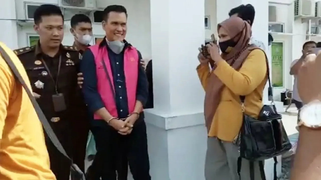 Mantan Kepala ESDM Riau Indra Agus Lukman saat ditahan oleh Kejari Kuansing dan kini sudah bebas.