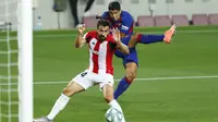 Striker Barcelona, Luis Suarez, melepaskan tendangan ke gawang Athletic Bilbao pada laga La Liga di Stadion Camp Nou, Selasa (23/6/2020). Barcelona menang 1-0 atas Athletic Bilbao. (AP/Joan Monfort)