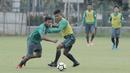 Bek Timnas Indonesia, Rifad Marasabessy, saat latihan di Lapangan ABC Senayan, Jakarta, Kamis (22/2/2018). Latihan ini dilakukan untuk persiapan Piala AFF U-18 2018 dan Piala Asia U-19 2018. (Bola.com/M Iqbal Ichsan)