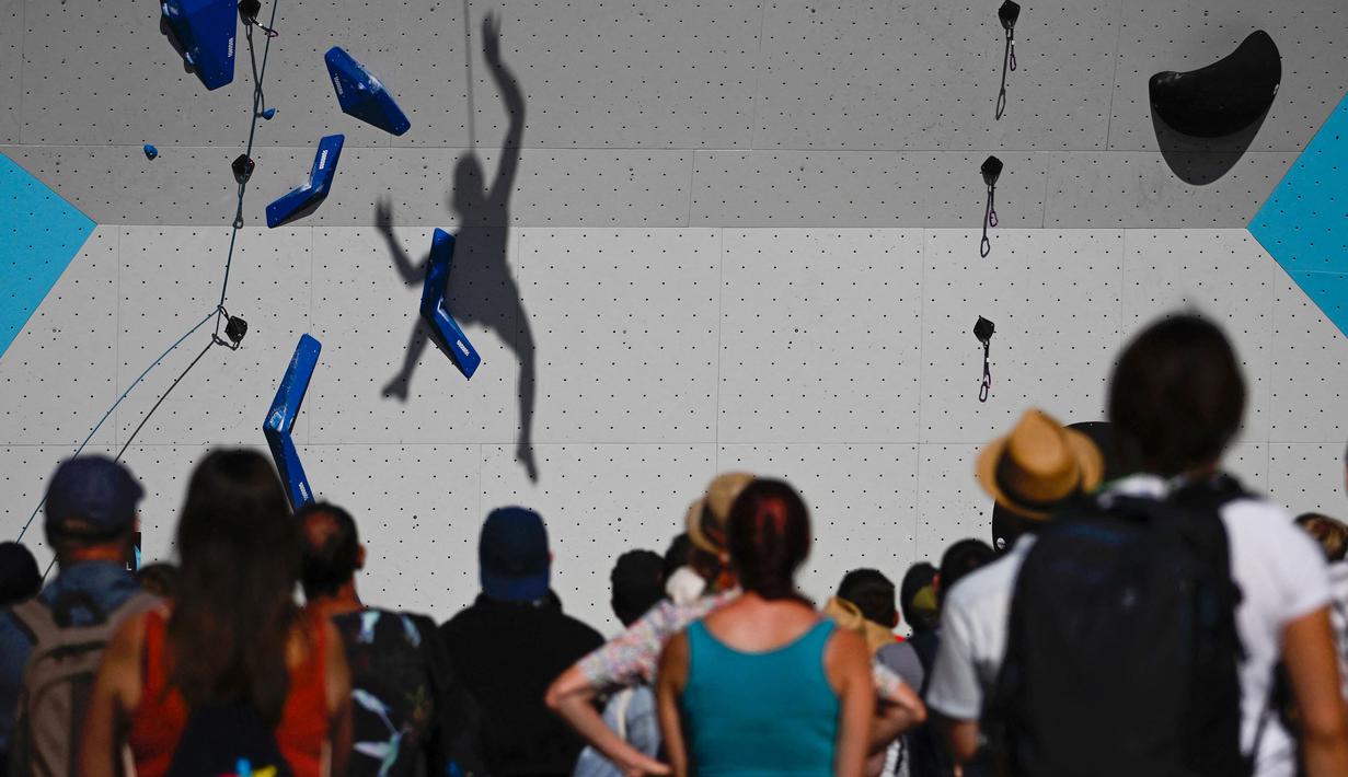 Bayangan seorang atlet terlihat saat semifinal panjat tebing putri European Championships 2022 di Munich, Jerman pada 13 Agustus 2022. (AFP/Tobias Schwarz)