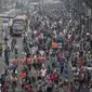 Warga memadati Car Free Day (CFD) di kawasan Bundaran HI, Jakarta, Minggu (8/5/2016). Walaupun libur panjang, warga Jakarta masih antusias melakukan aktivitas di hari bebas berkendaraan untuk berolahraga. (Liputan6.com/Faizal Fanani)