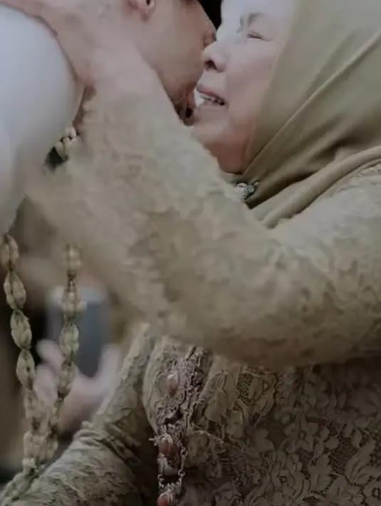 Sang ibunda, Ashraf pun terlihat hadir bahkan kedua mempelai pun memohon doa restu di acara sungkem. Dida Sinclair mengenakan kebaya brokat hijau sage serasi dengan kerudungnya. [@itismebcl]