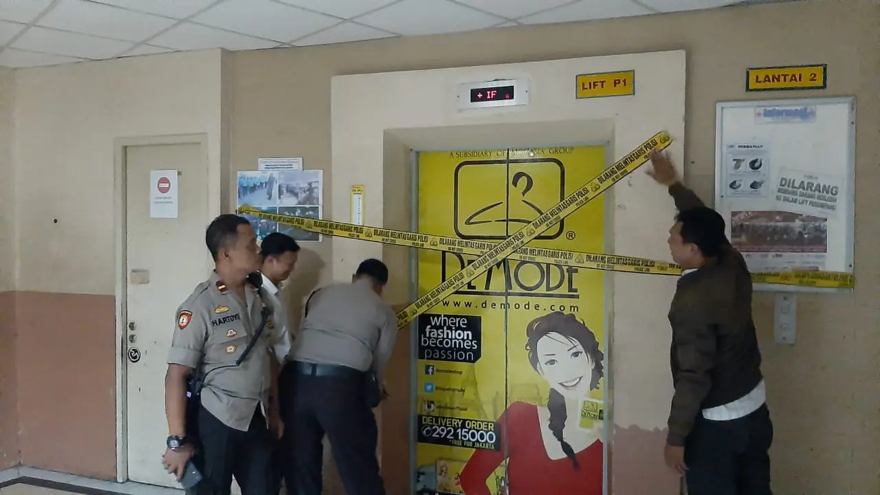 Polisi memasang garis kuning di depan lift yang sempat macet di Pasar Metro Tanah Abang, Jakarta Pusat (PGMTA). (Liputan6.com/Ady Anugrahadi)
