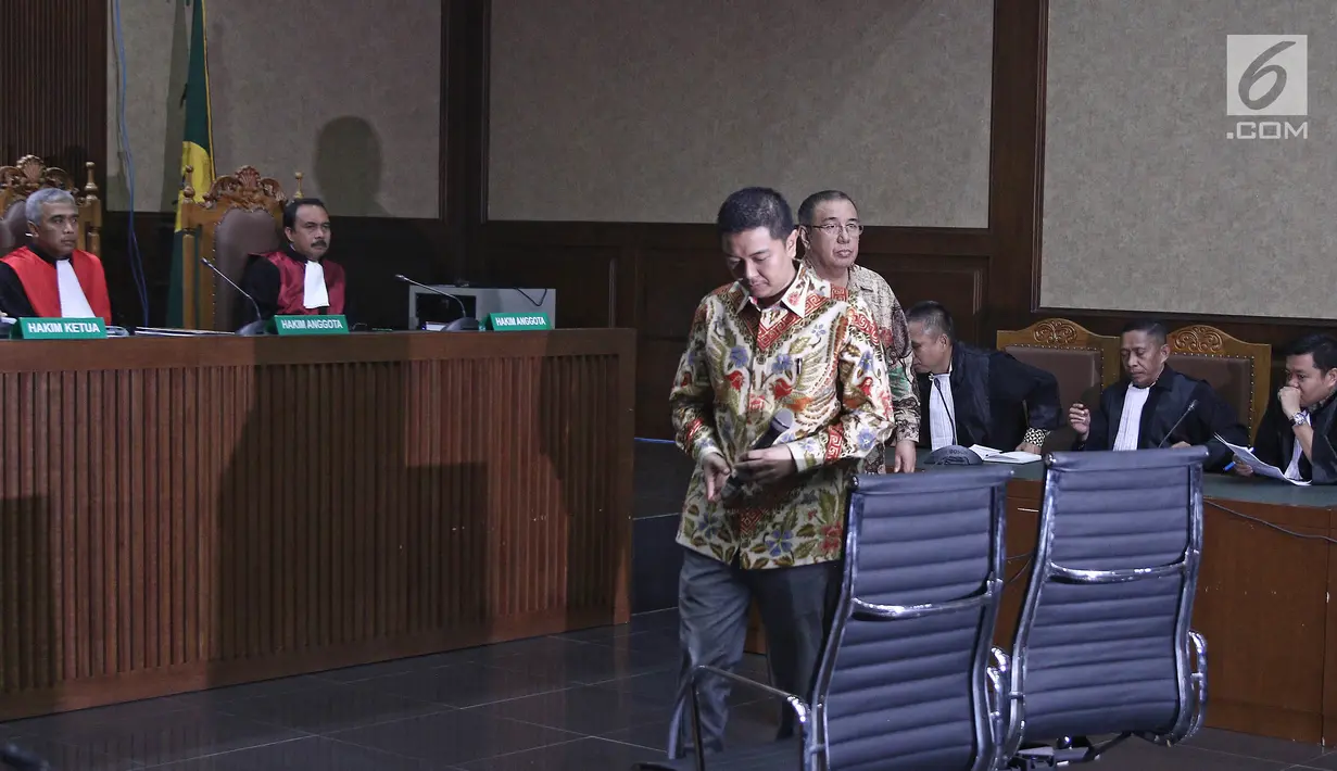 Terdakwa kasus suap pengadaan barang dan jasa di Pemkot Kendari, Asrun bersama anaknya yang juga Wali Kota Kendari nonaktif, Adriatma Dwi Putra saat sidang vonis di Pengadilan Tipikor, Jakarta, Rabu (31/10). (Liputan6.com/Herman Zakharia)
