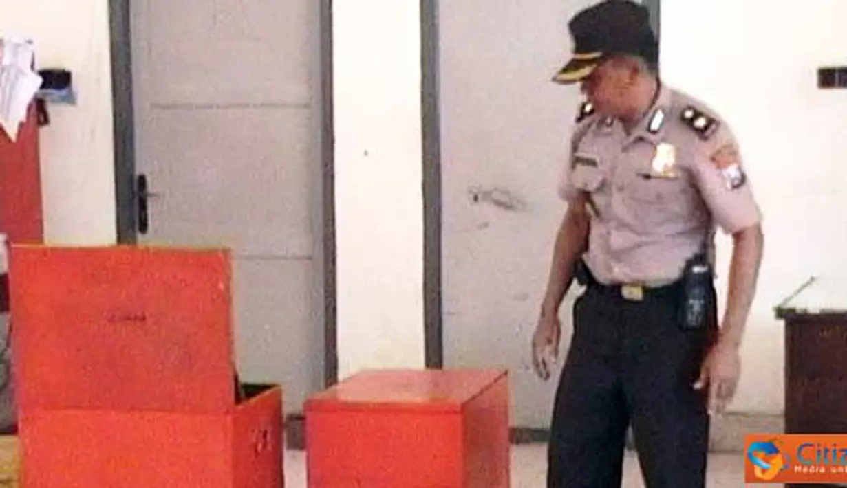 Citizen6, Mojokerto: Pihak kepolisian memeriksa kotak yang diduga kiriman bahan peledak. (Pengirim: Safrial)